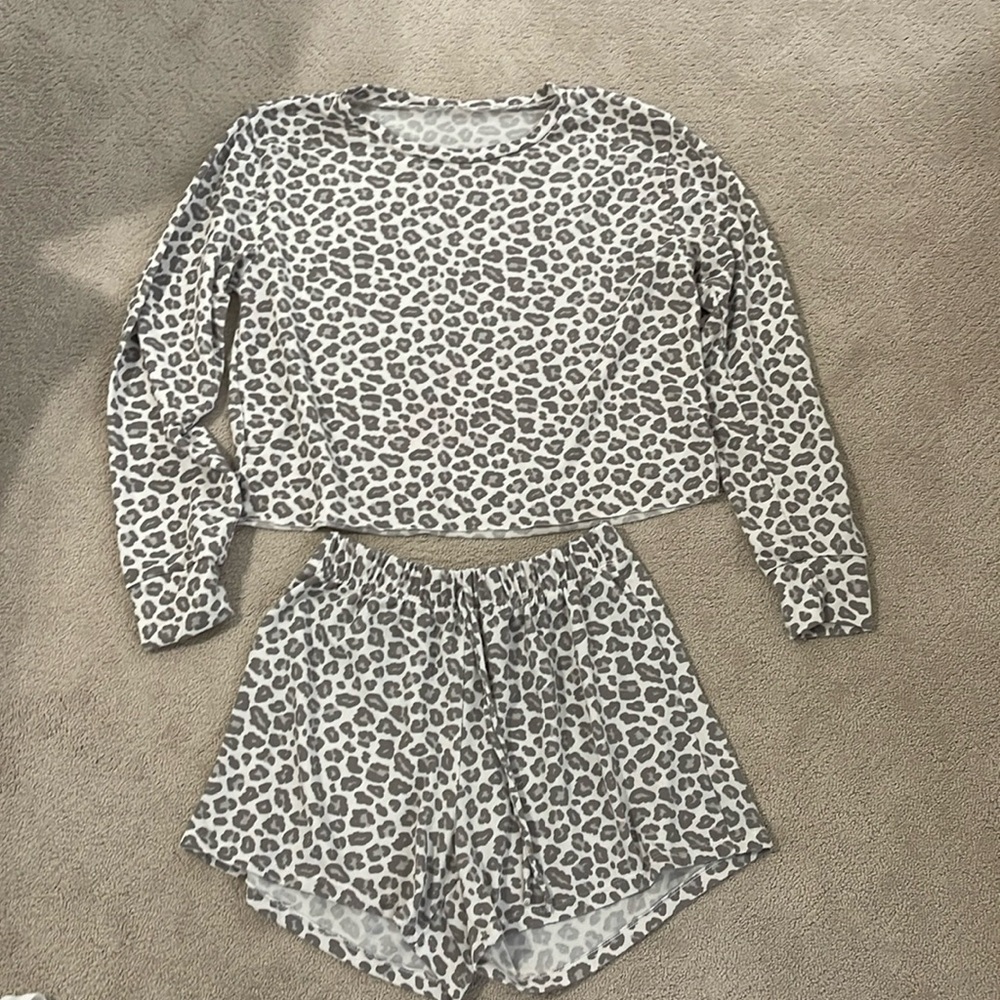Grey leopard lounge set